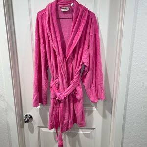 Aegean Apparel Bright Pink Fluffy
Floral Trim Short Wrap Bathrobe
Robe size XL